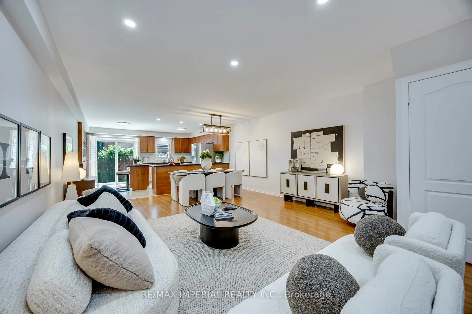 Photo 9 of 592 Candlestick Circle, Mississauga, Hurontario — HOMEH