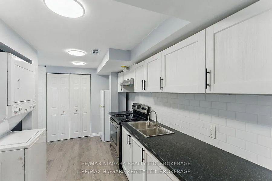 Front of Unit Lower, 290 Scholfield Avenue S
