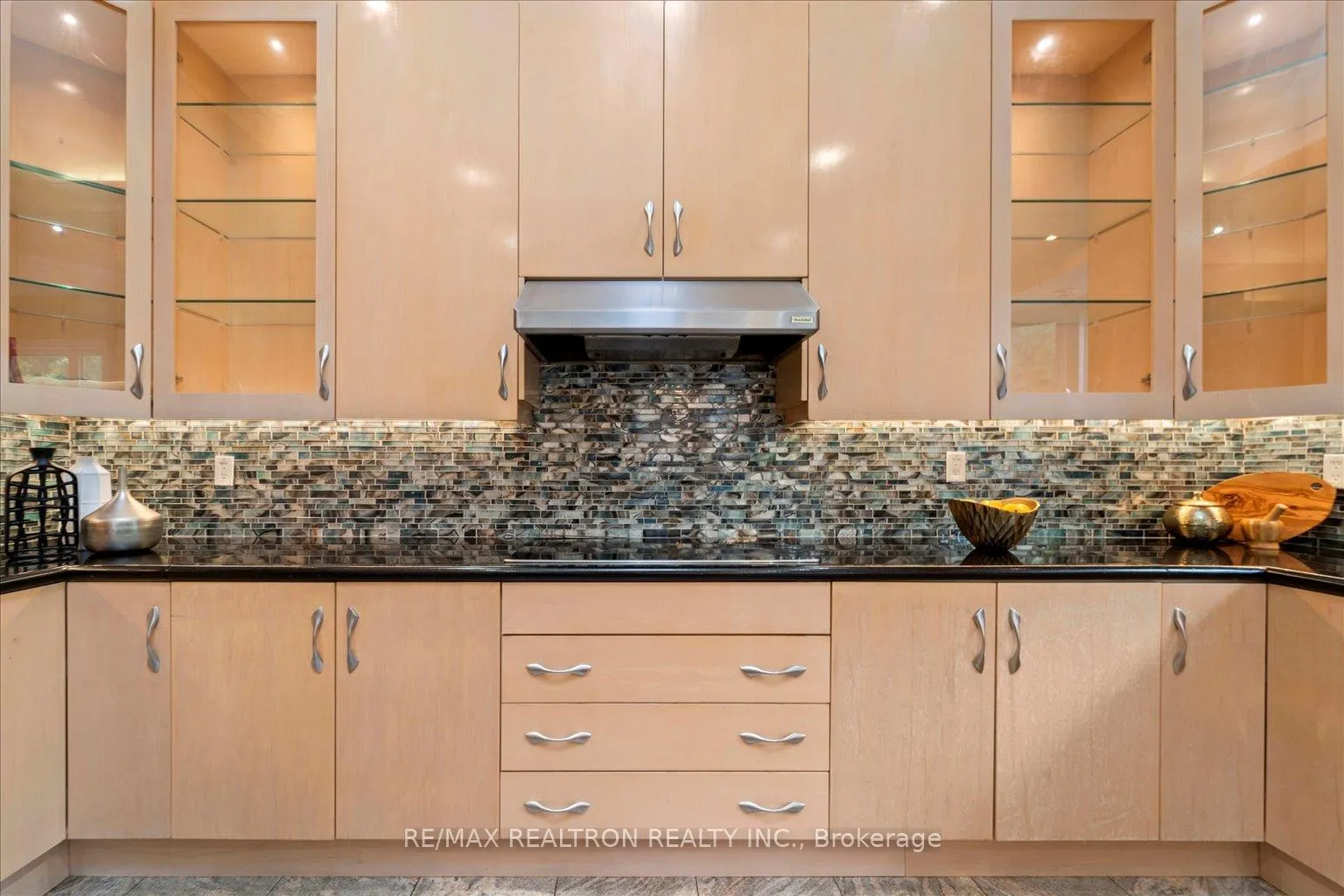 Photo 17 of 48 Arnold Avenue, Vaughan, Crestwood-Springfarm-Yorkhill — HOMEH
