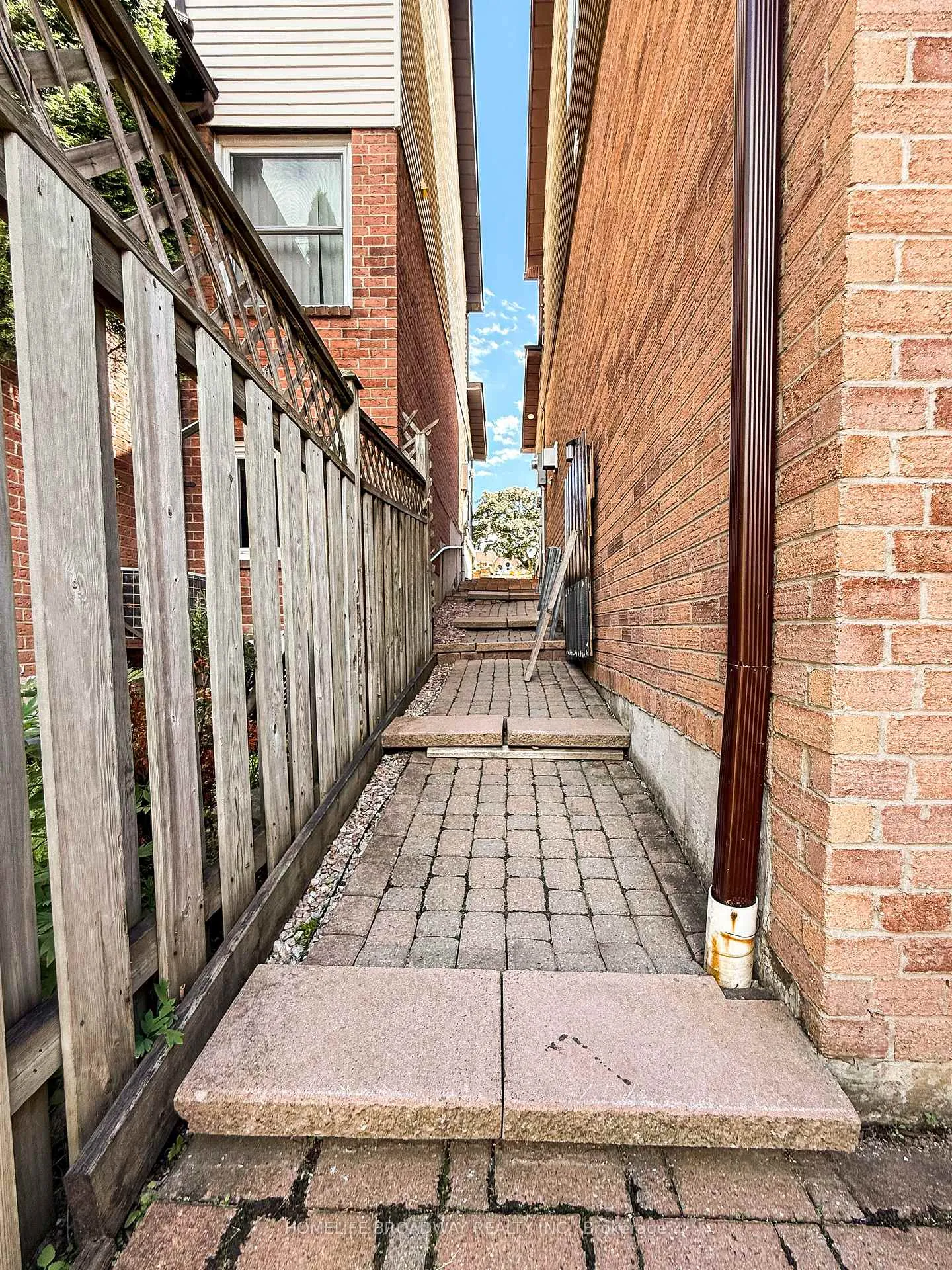 Photo 5 of 90 Chapman Drive, Ajax, Central — HOMEH