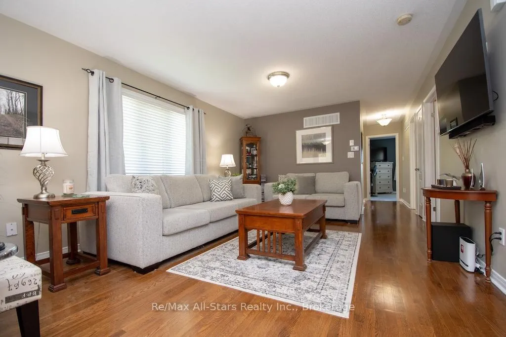 Photo 4 of 72 Cook Street, Kawartha Lakes, Lindsay — HOMEH