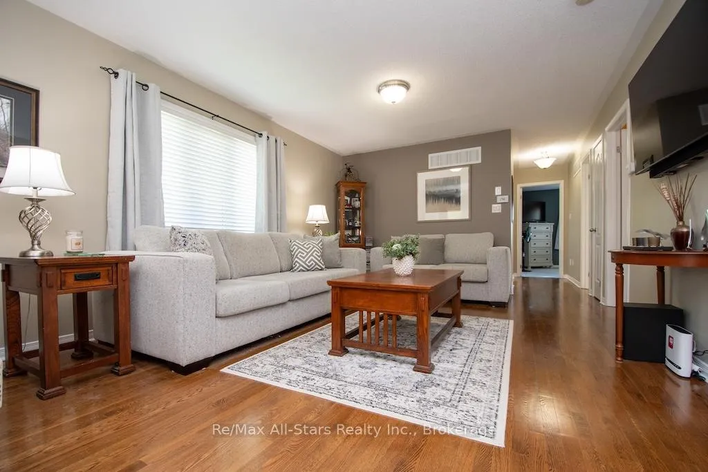 Photo 5 of 72 Cook Street, Kawartha Lakes, Lindsay — HOMEH