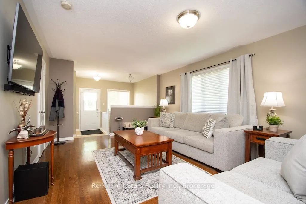 Photo 7 of 72 Cook Street, Kawartha Lakes, Lindsay — HOMEH