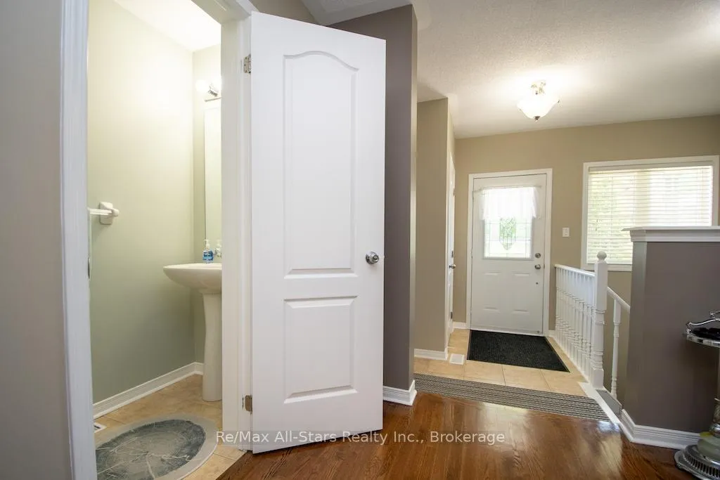 Photo 11 of 72 Cook Street, Kawartha Lakes, Lindsay — HOMEH