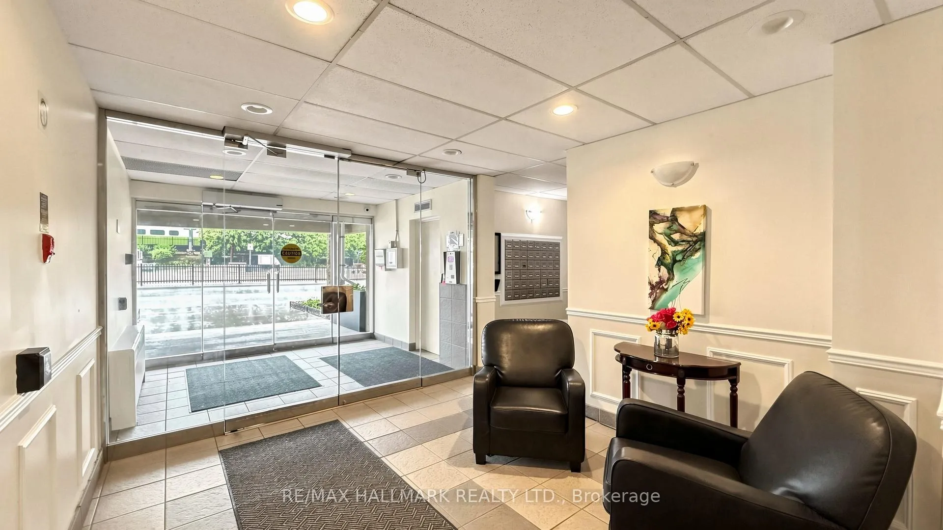 Photo 4 of Unit 402, 49 Queen Street E, Mississauga, Port Credit — HOMEH