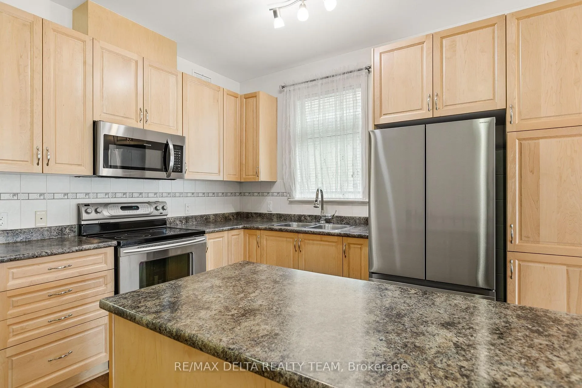 Photo 4 of 346 Farincourt Crescent, Ottawa, Avalon West — HOMEH