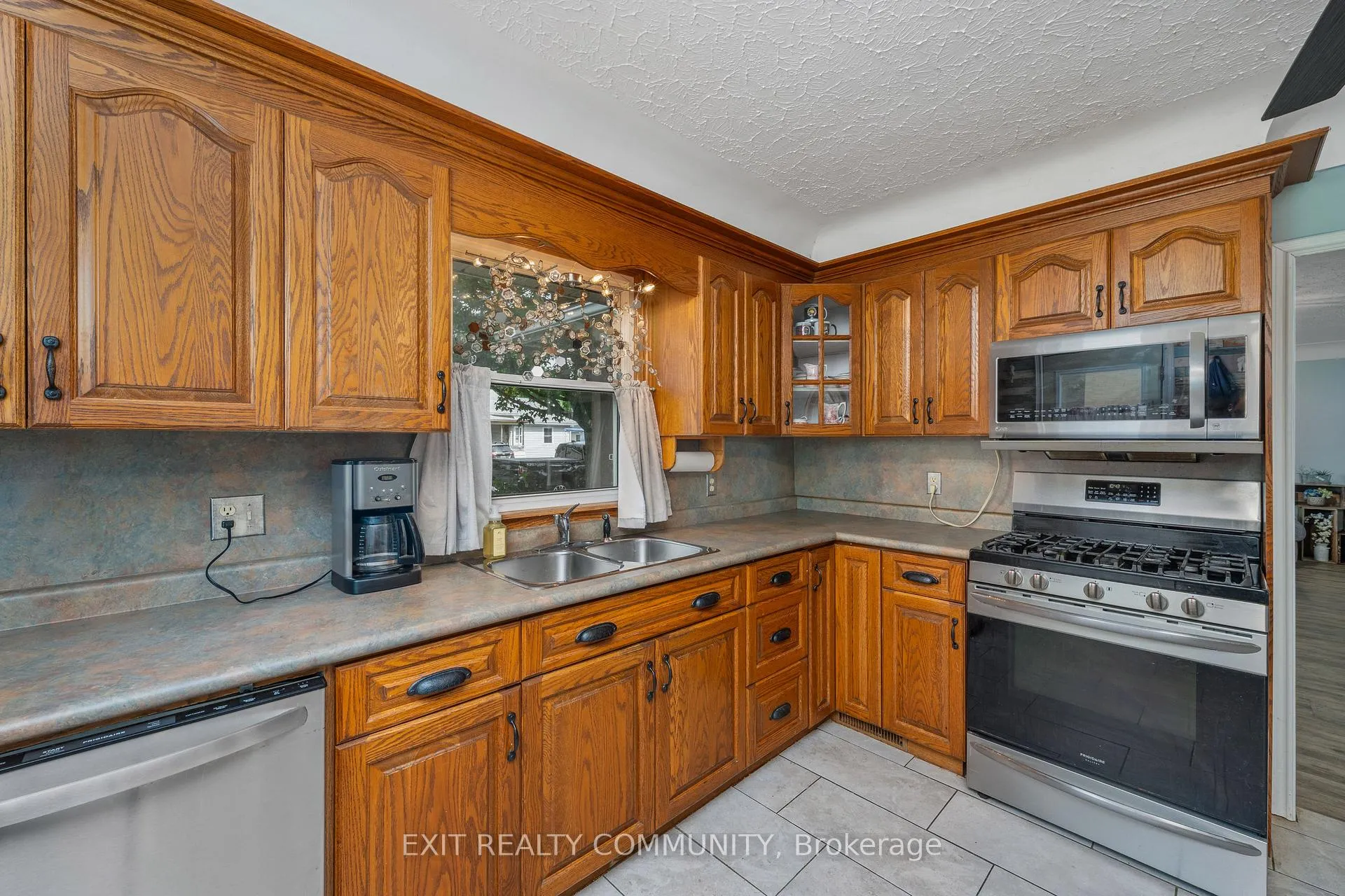 Photo 10 of 163 Elm Street E, Chatham-Kent, Bothwell — HOMEH