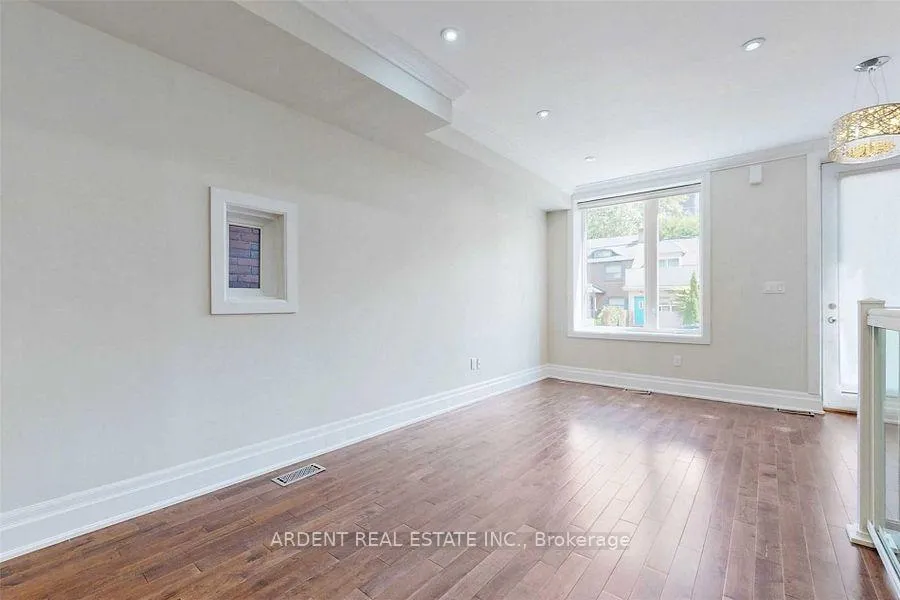 Photo 4 of 486 Main Street, Toronto, Woodbine-Lumsden — HOMEH