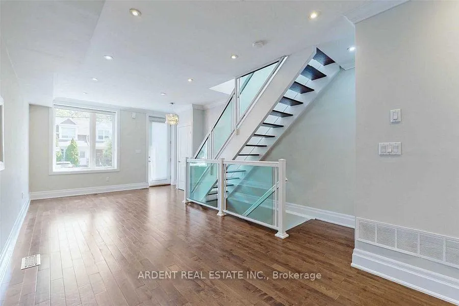 Photo 5 of 486 Main Street, Toronto, Woodbine-Lumsden — HOMEH