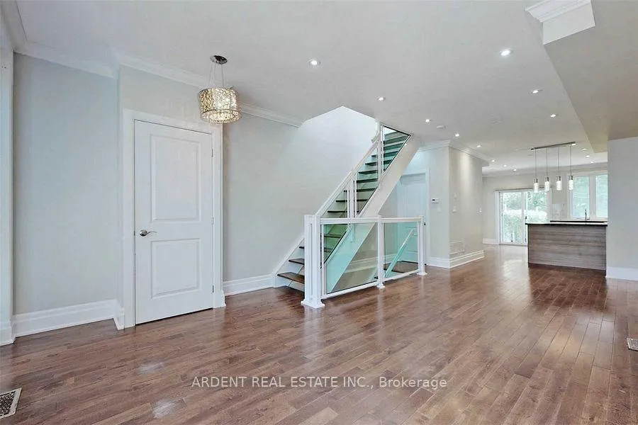 Photo 7 of 486 Main Street, Toronto, Woodbine-Lumsden — HOMEH