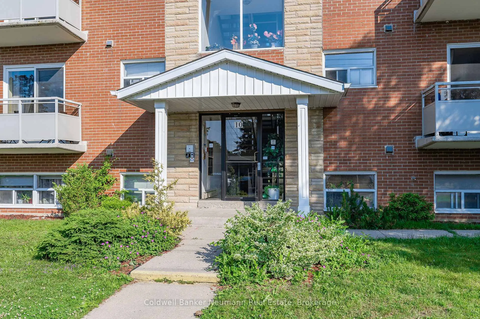Photo 2 of 10 Glenbrook Drive, Guelph, Victoria North — HOMEH
