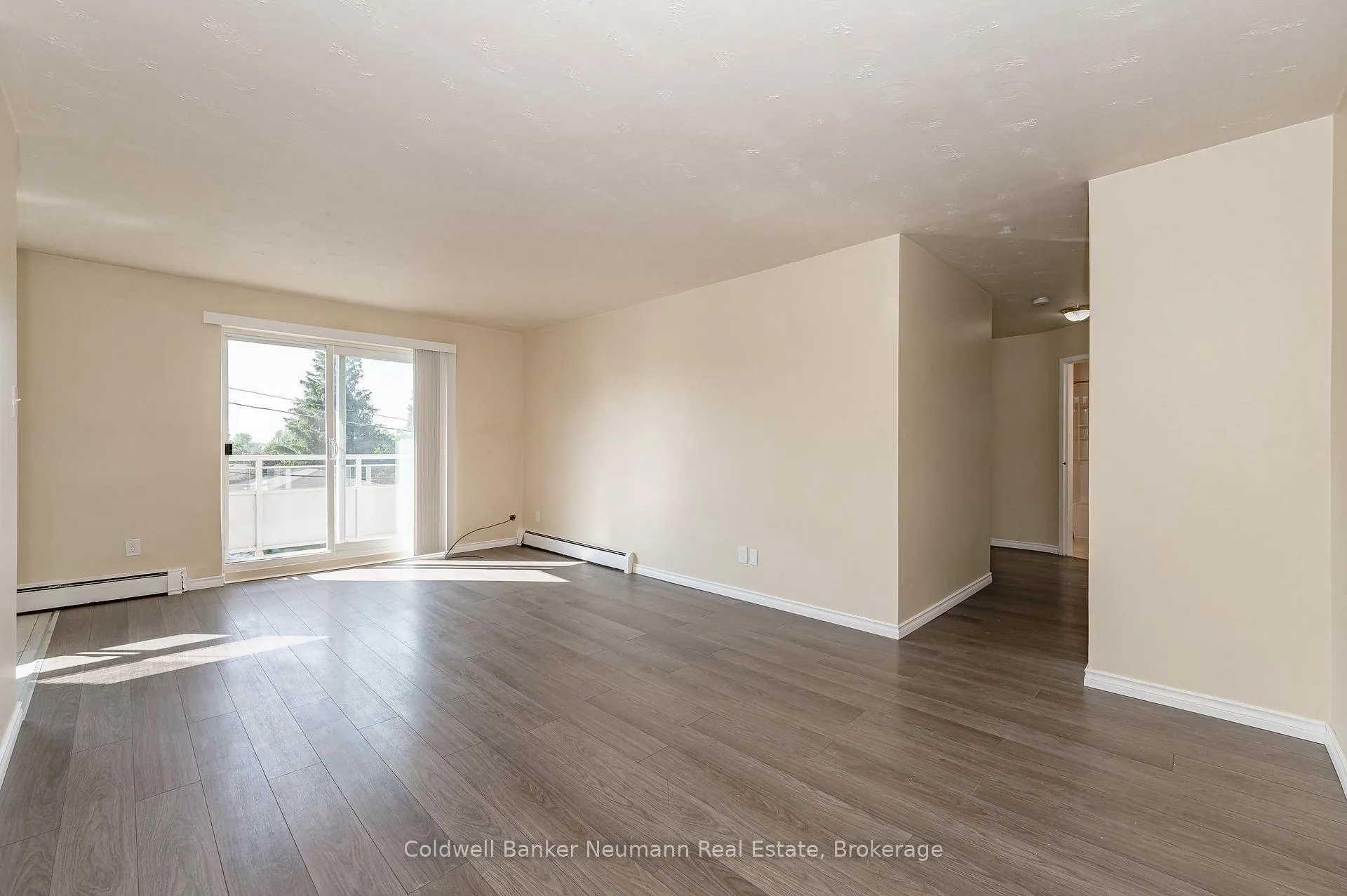 Photo 4 of 10 Glenbrook Drive, Guelph, Victoria North — HOMEH