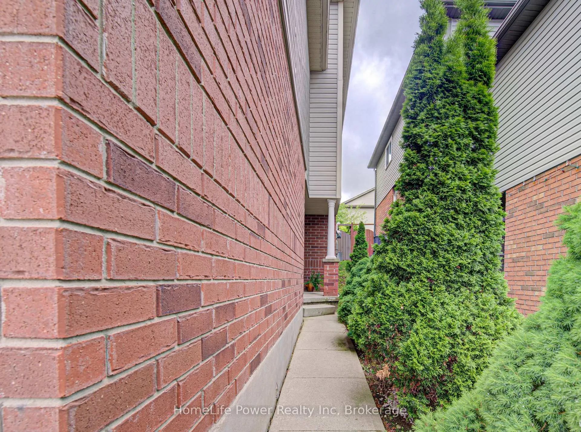 Photo 3 of 533 Activa Avenue, Kitchener, Larentian West — HOMEH