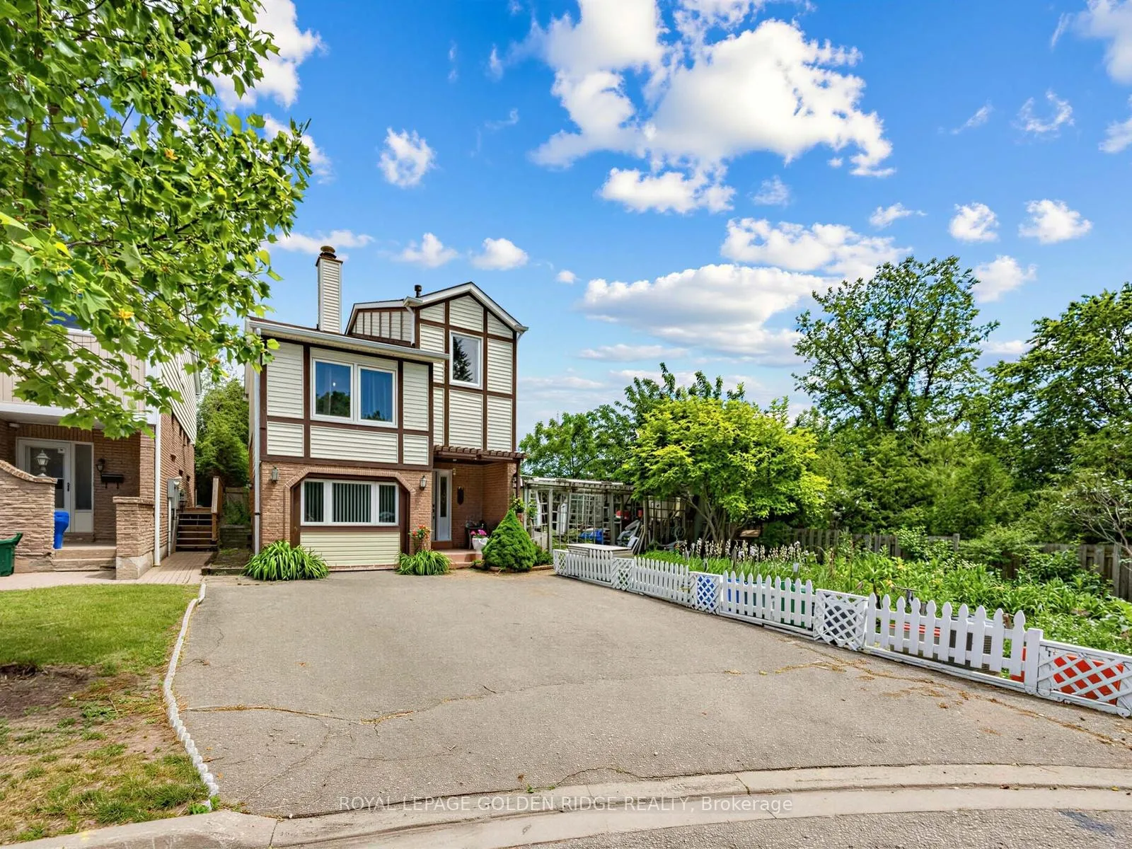 Photo 2 of 23 Natalie Court, Markham, Markham Village — HOMEH