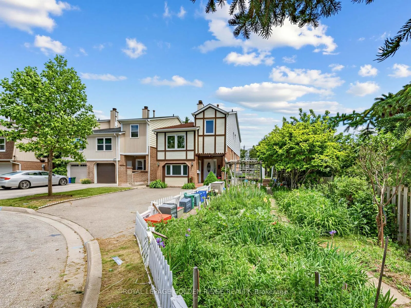 Photo 3 of 23 Natalie Court, Markham, Markham Village — HOMEH