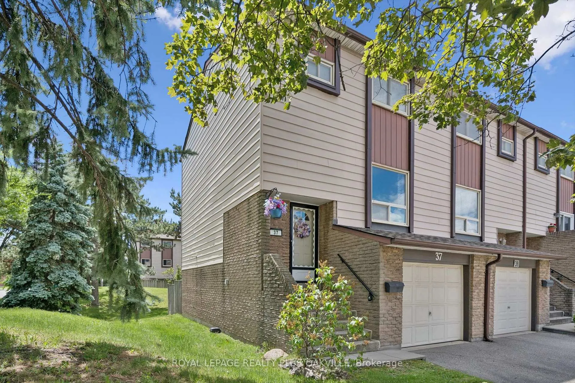 Photo 2 of Unit 37, 1221 Dundix Road, Mississauga, Applewood — HOMEH