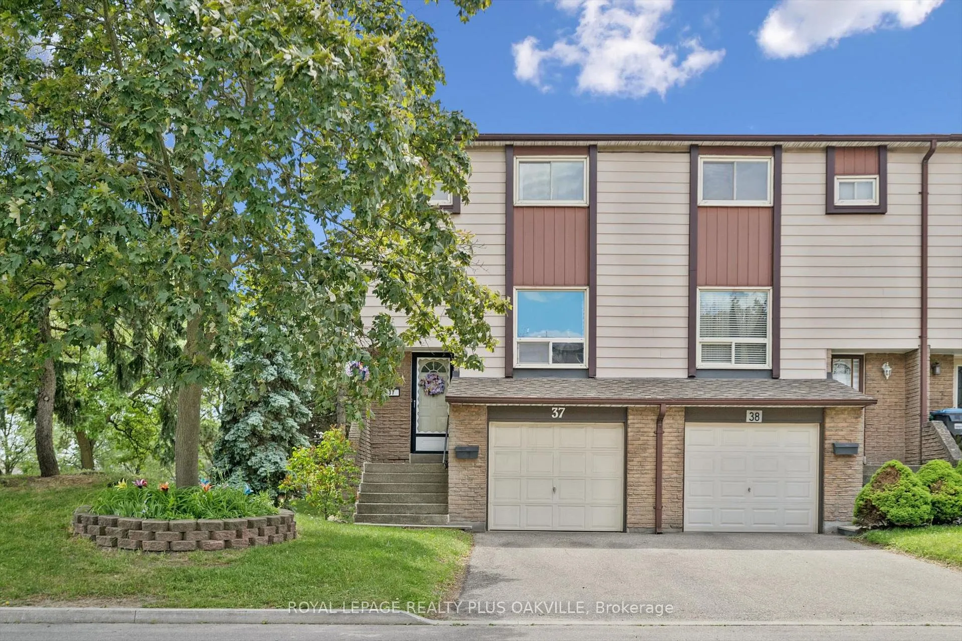 Photo 3 of Unit 37, 1221 Dundix Road, Mississauga, Applewood — HOMEH