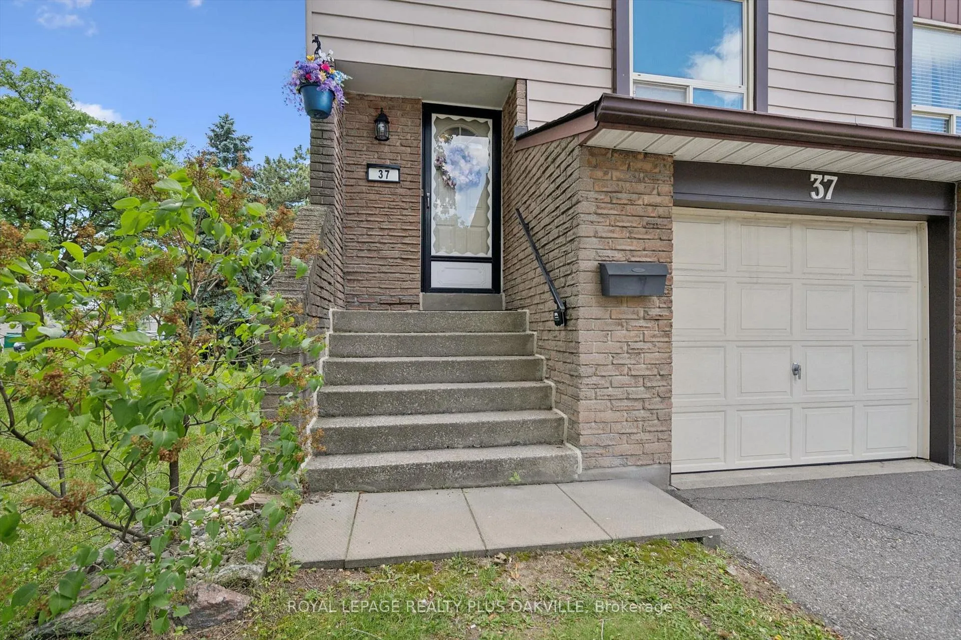 Photo 4 of Unit 37, 1221 Dundix Road, Mississauga, Applewood — HOMEH