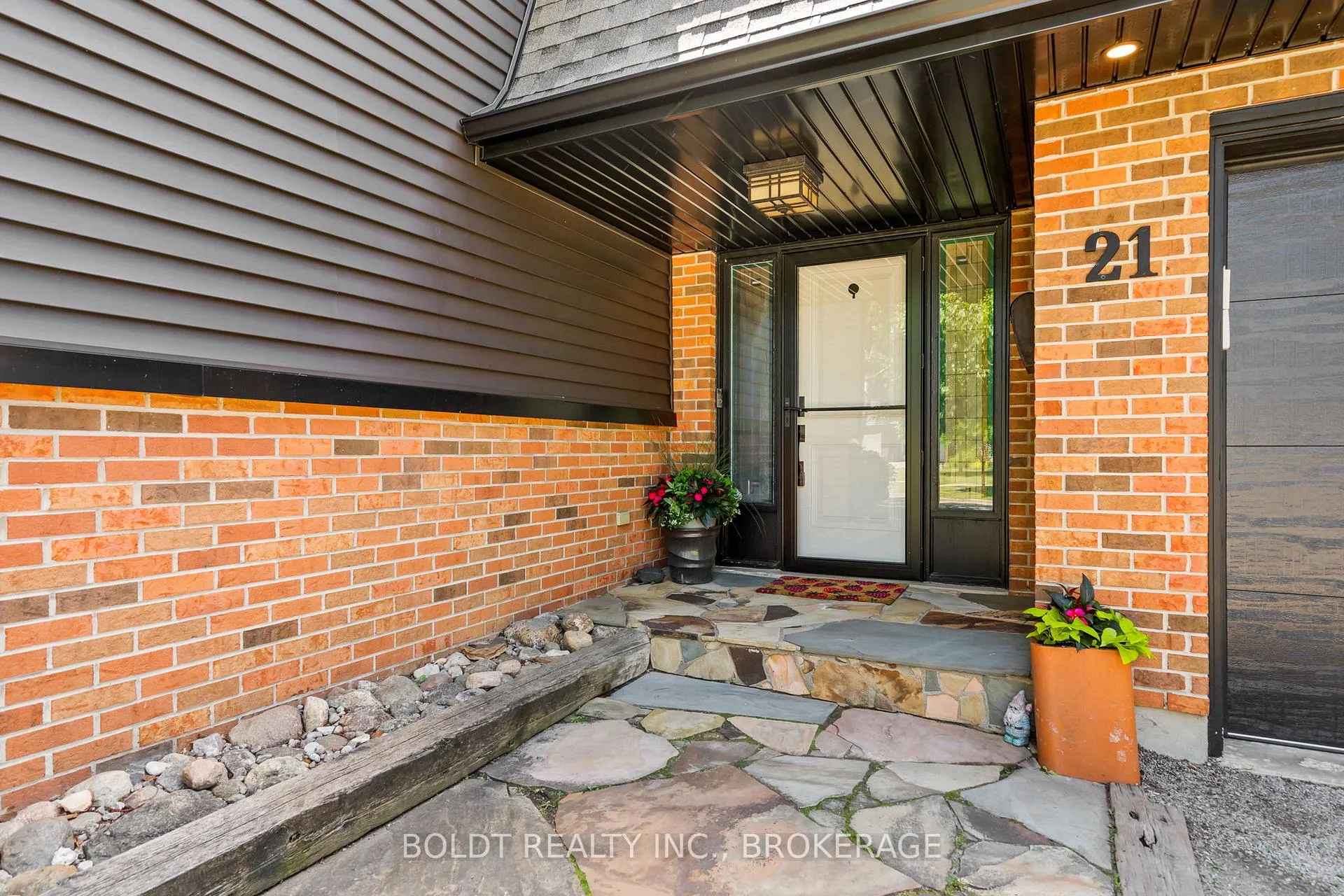 Photo 5 of 21 Shoreline Drive, St. Catharines, Lakeshore — HOMEH