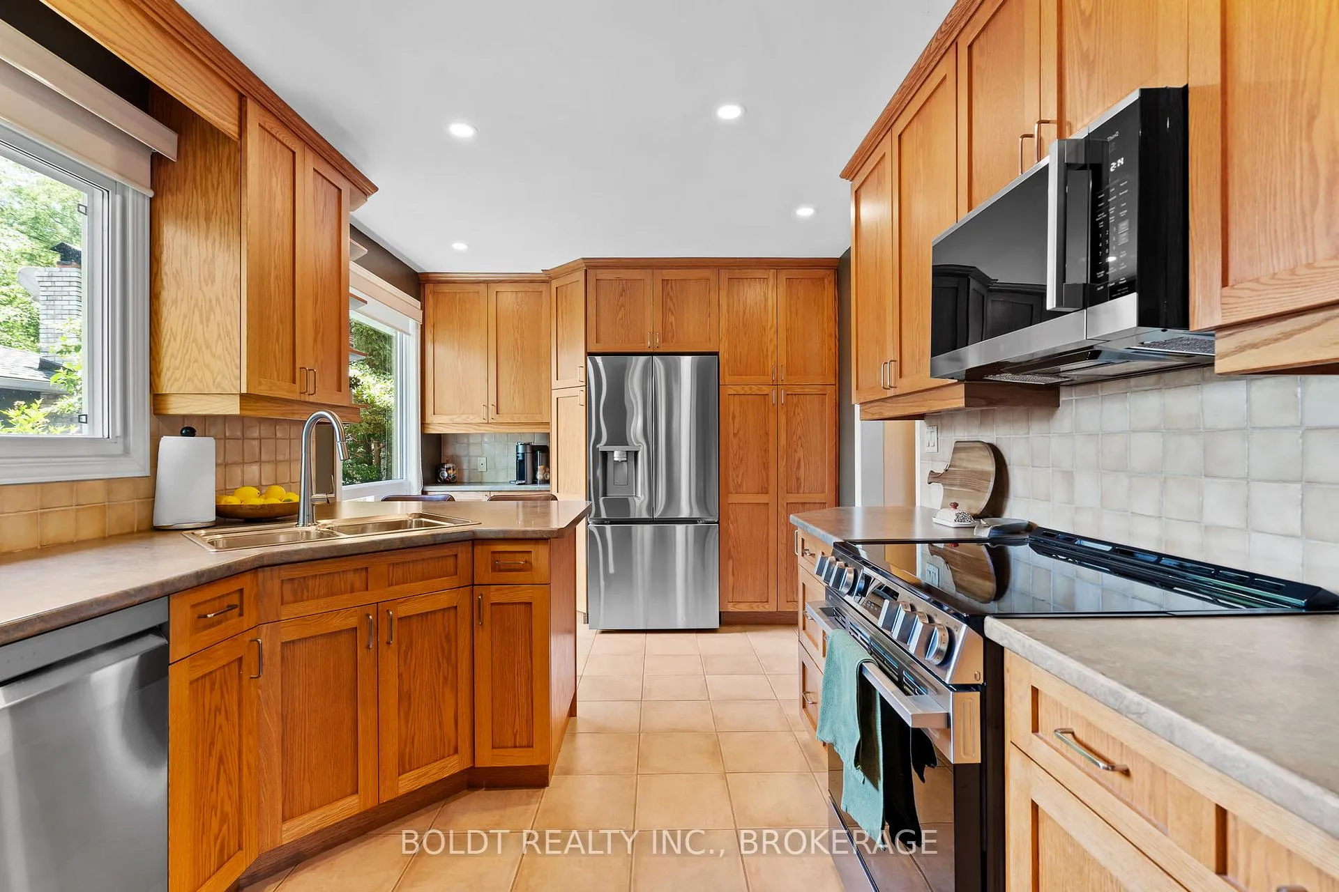 Photo 13 of 21 Shoreline Drive, St. Catharines, Lakeshore — HOMEH
