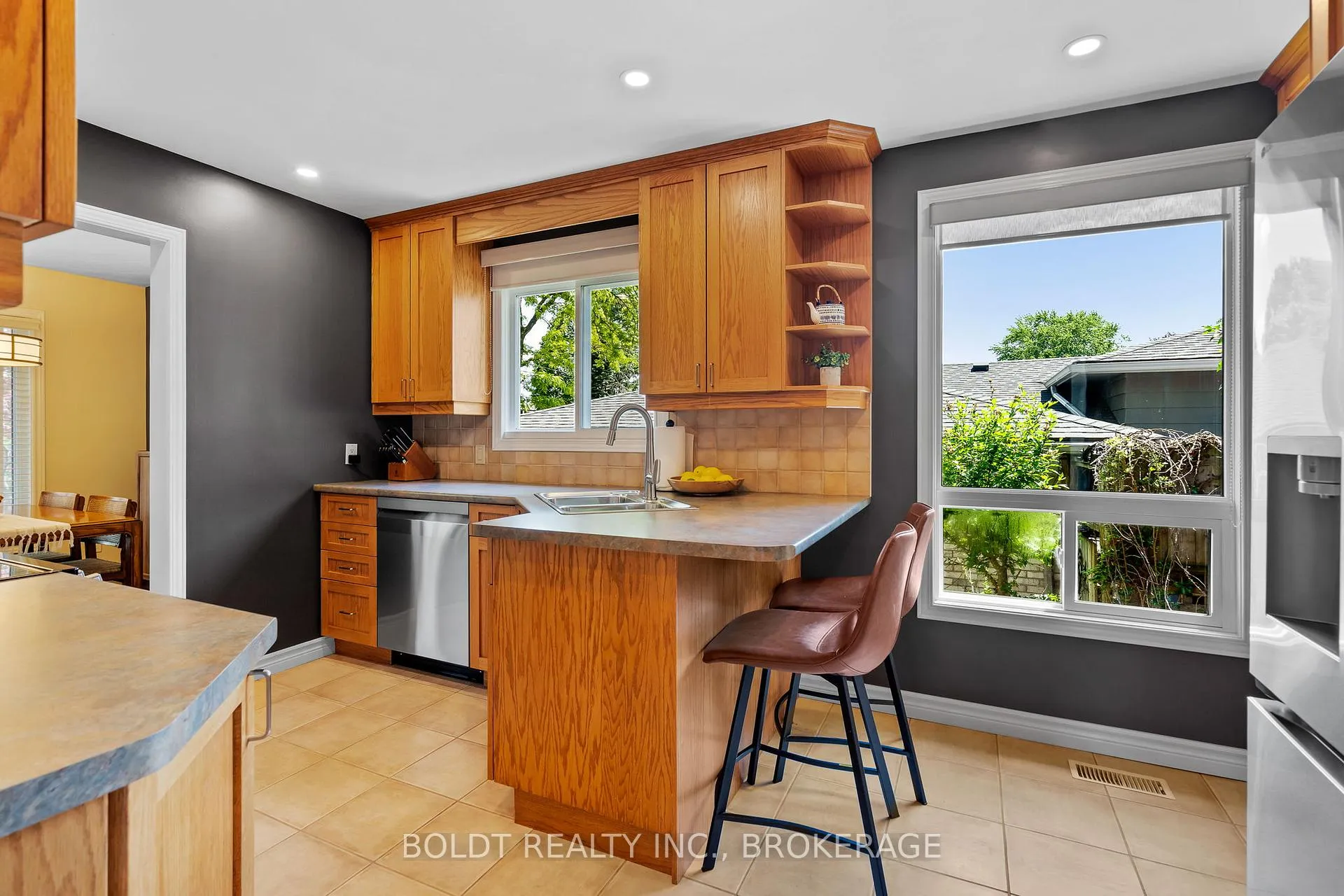 Photo 14 of 21 Shoreline Drive, St. Catharines, Lakeshore — HOMEH