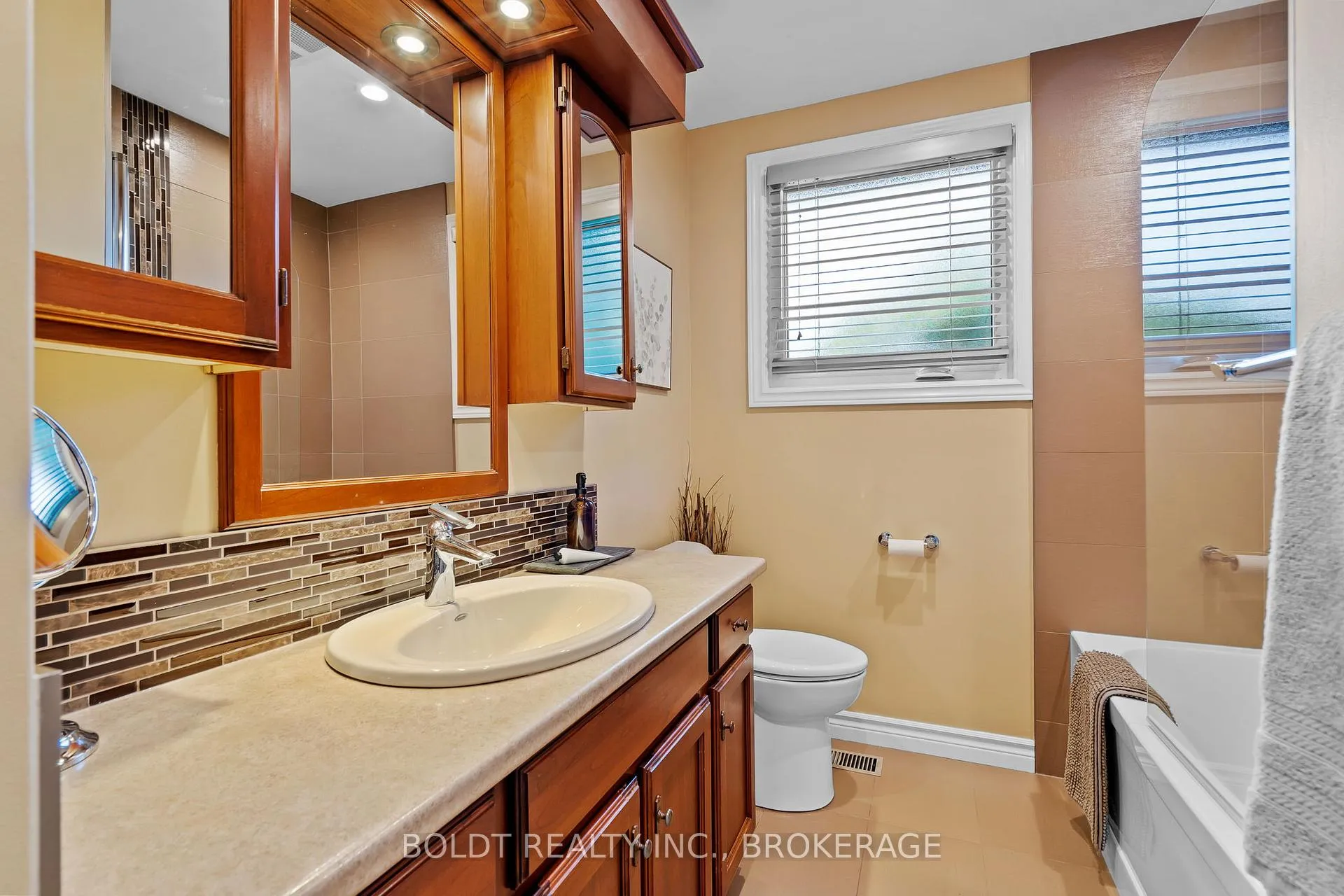 Photo 16 of 21 Shoreline Drive, St. Catharines, Lakeshore — HOMEH