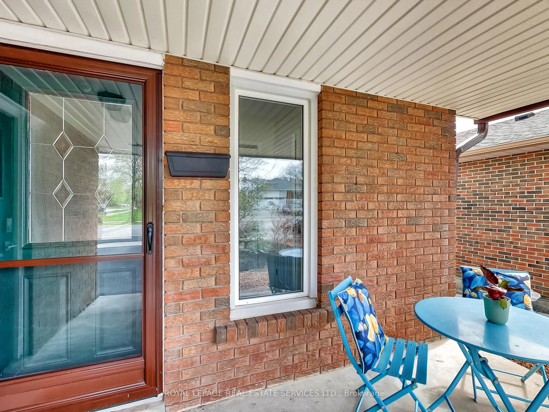 Photo 2 of 27 Bremen Lane, Mississauga, Streetsville — HOMEH