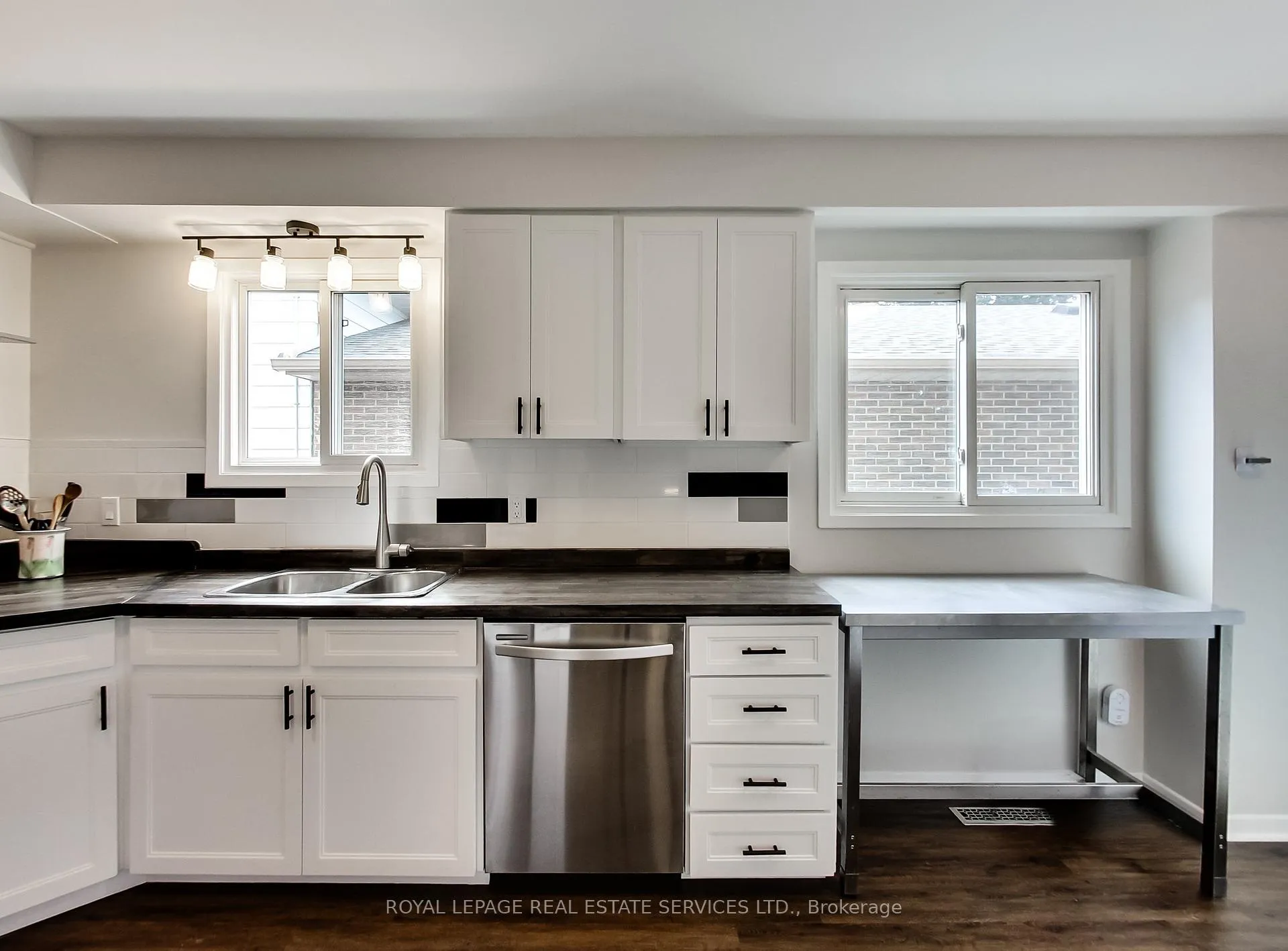 Photo 4 of 27 Bremen Lane, Mississauga, Streetsville — HOMEH