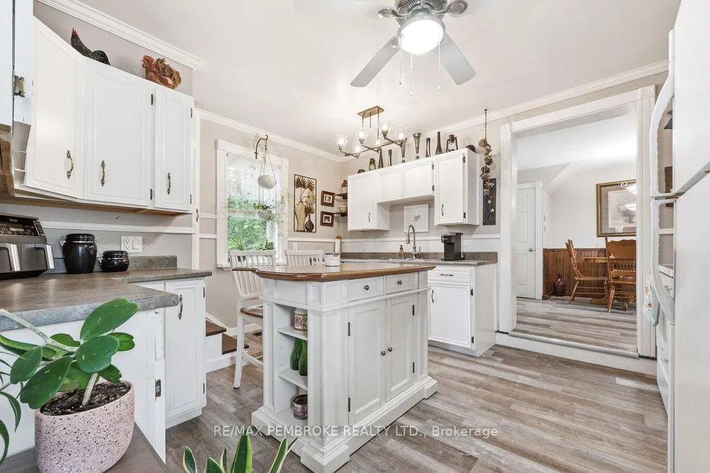 Photo 3 of 558 Mackay Street, Pembroke, Pembroke — HOMEH