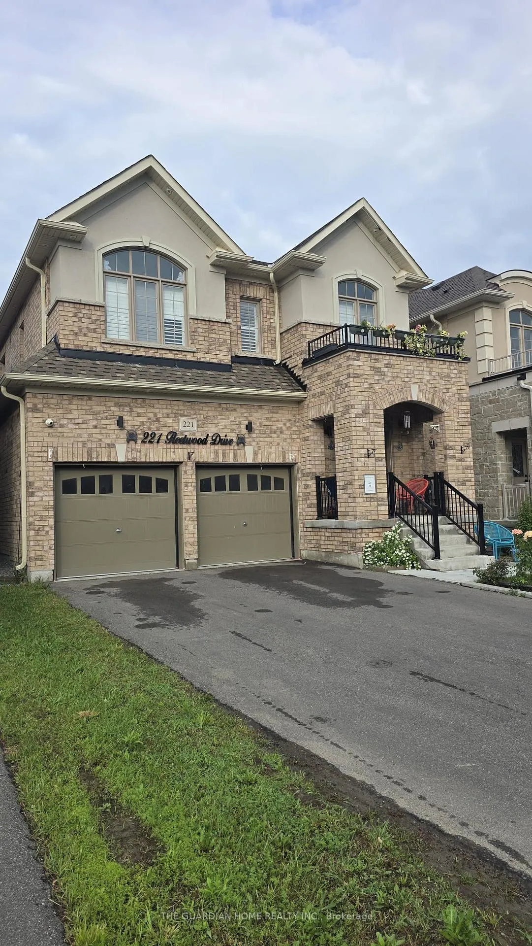 Photo 2 of 221 Fleetwood Drive, Oshawa, Eastdale — HOMEH