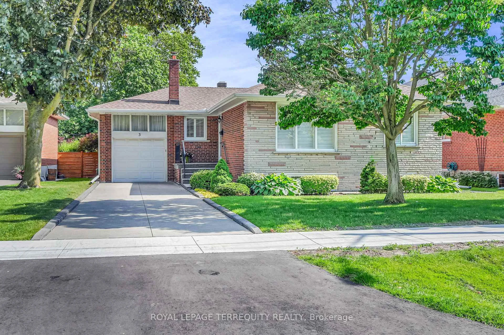 Photo 2 of 3 Avery Avenue, Etobicoke, Markland Wood — HOMEH