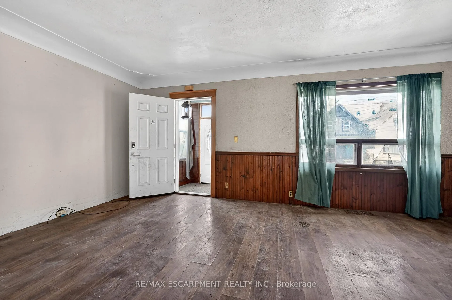 Photo 3 of 28 Cambridge Avenue, Hamilton, Crown Point — HOMEH