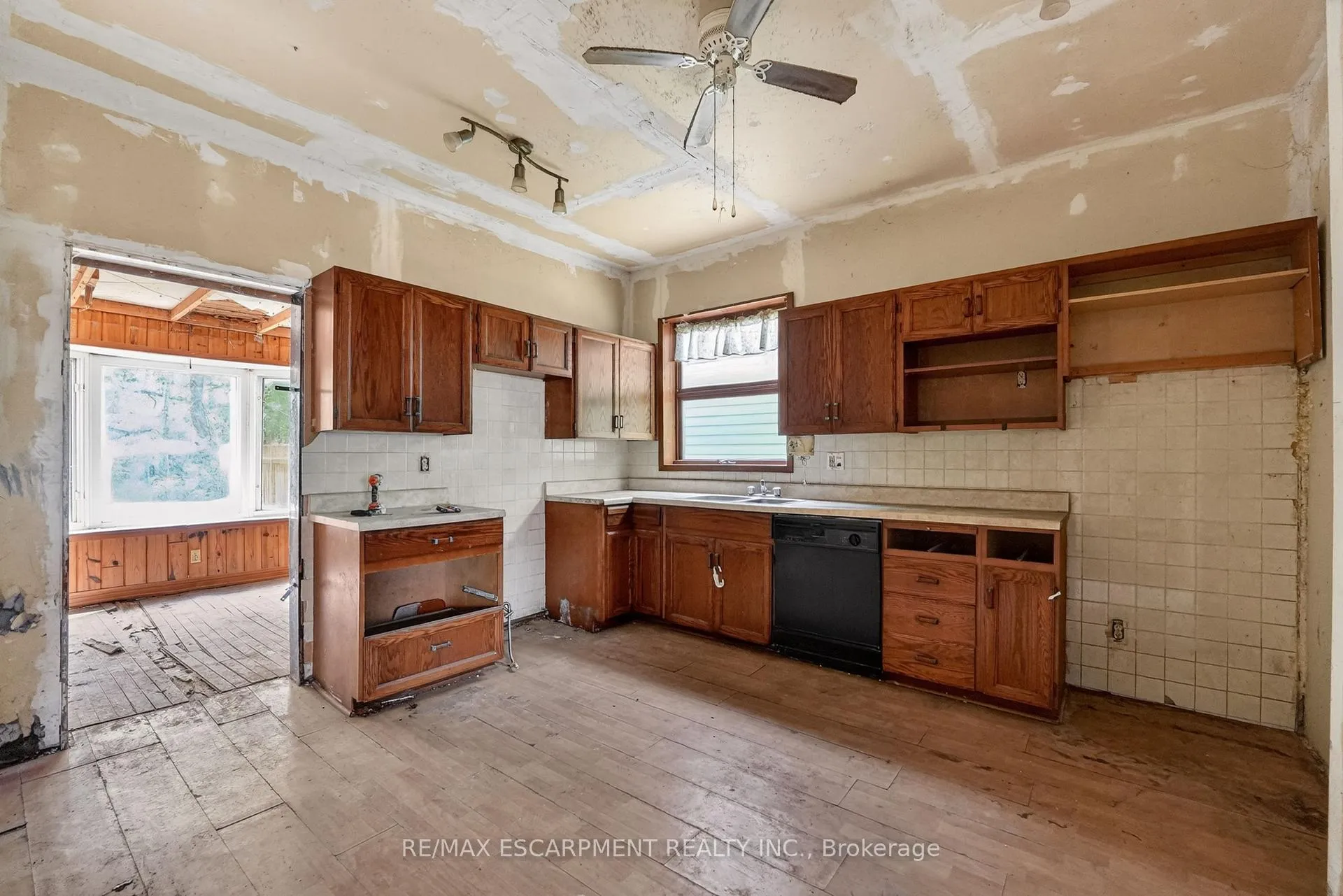 Photo 5 of 28 Cambridge Avenue, Hamilton, Crown Point — HOMEH