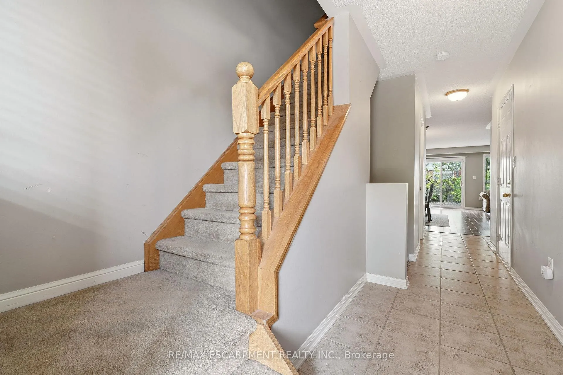 Photo 2 of 4413 Peter Drive, Burlington, Shoreacres — HOMEH