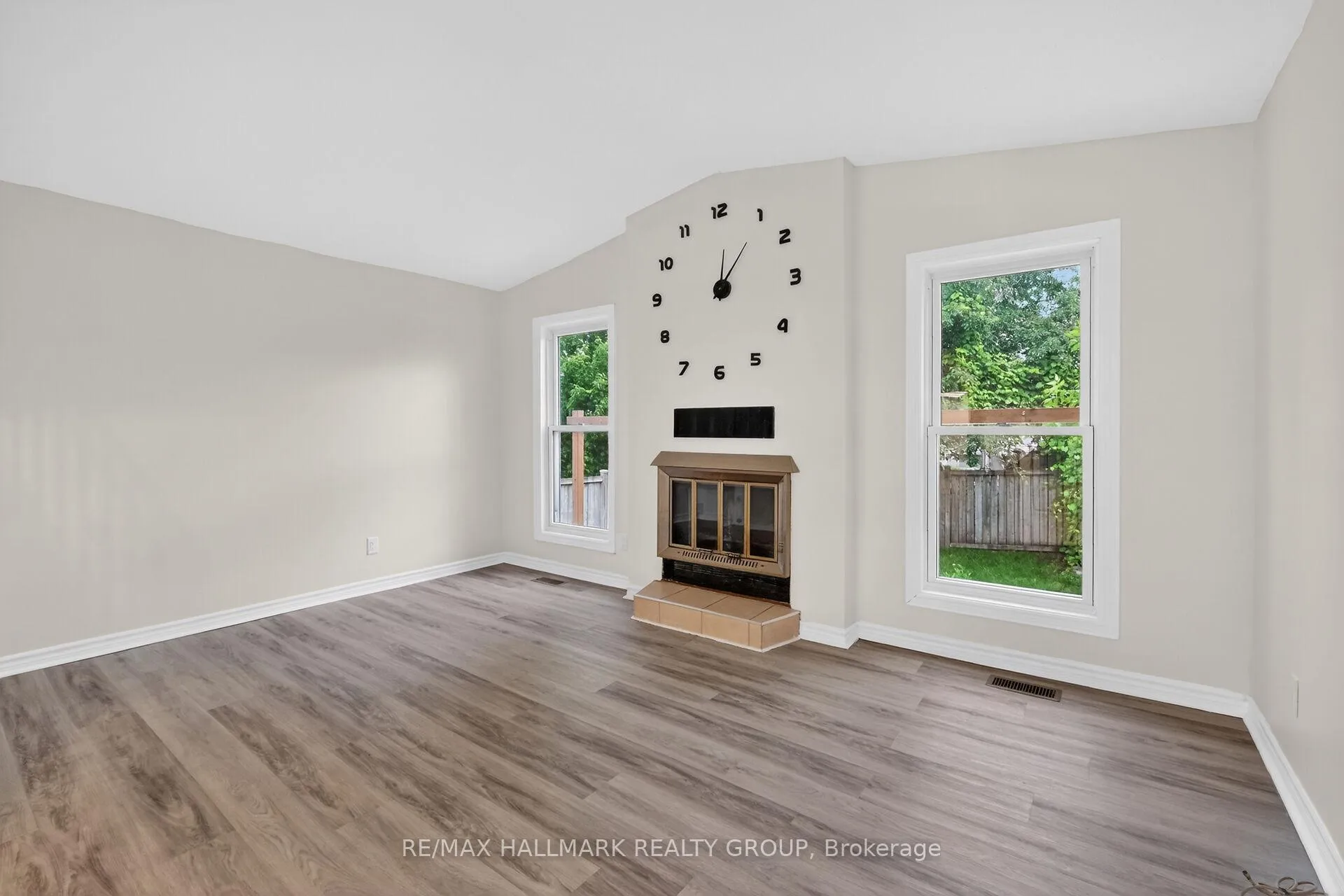 Photo 10 of 4 Gowrie Drive, Ottawa, Kanata - Glencairn/Hazeldean — HOMEH
