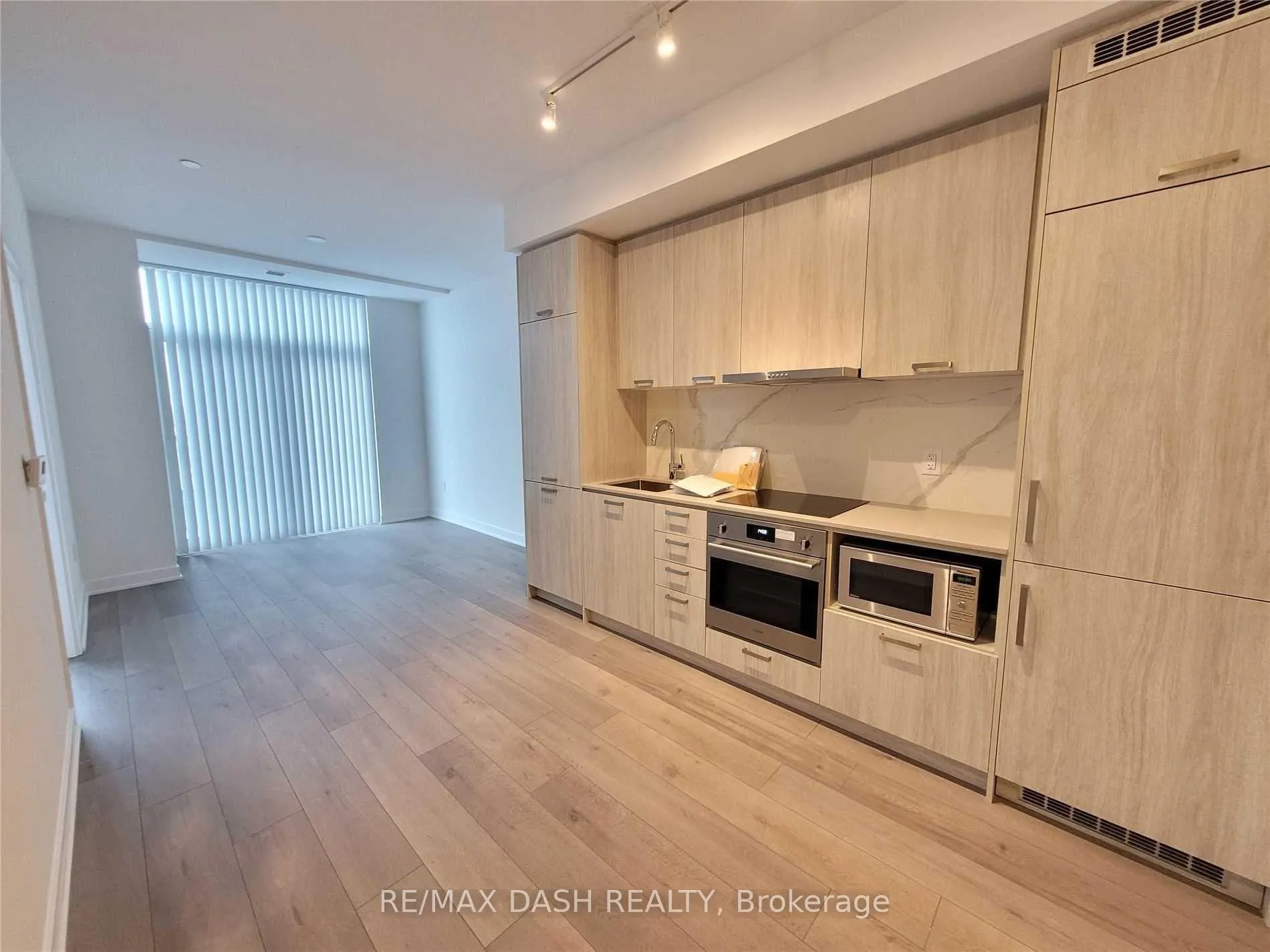 Photo 3 of Unit 1118, 10 Honeycrisp Crescent, Vaughan, Vaughan Corporate Centre — HOMEH