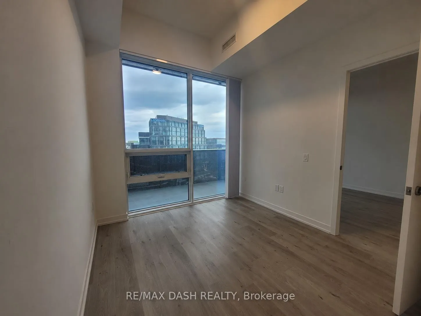 Photo 5 of Unit 1118, 10 Honeycrisp Crescent, Vaughan, Vaughan Corporate Centre — HOMEH