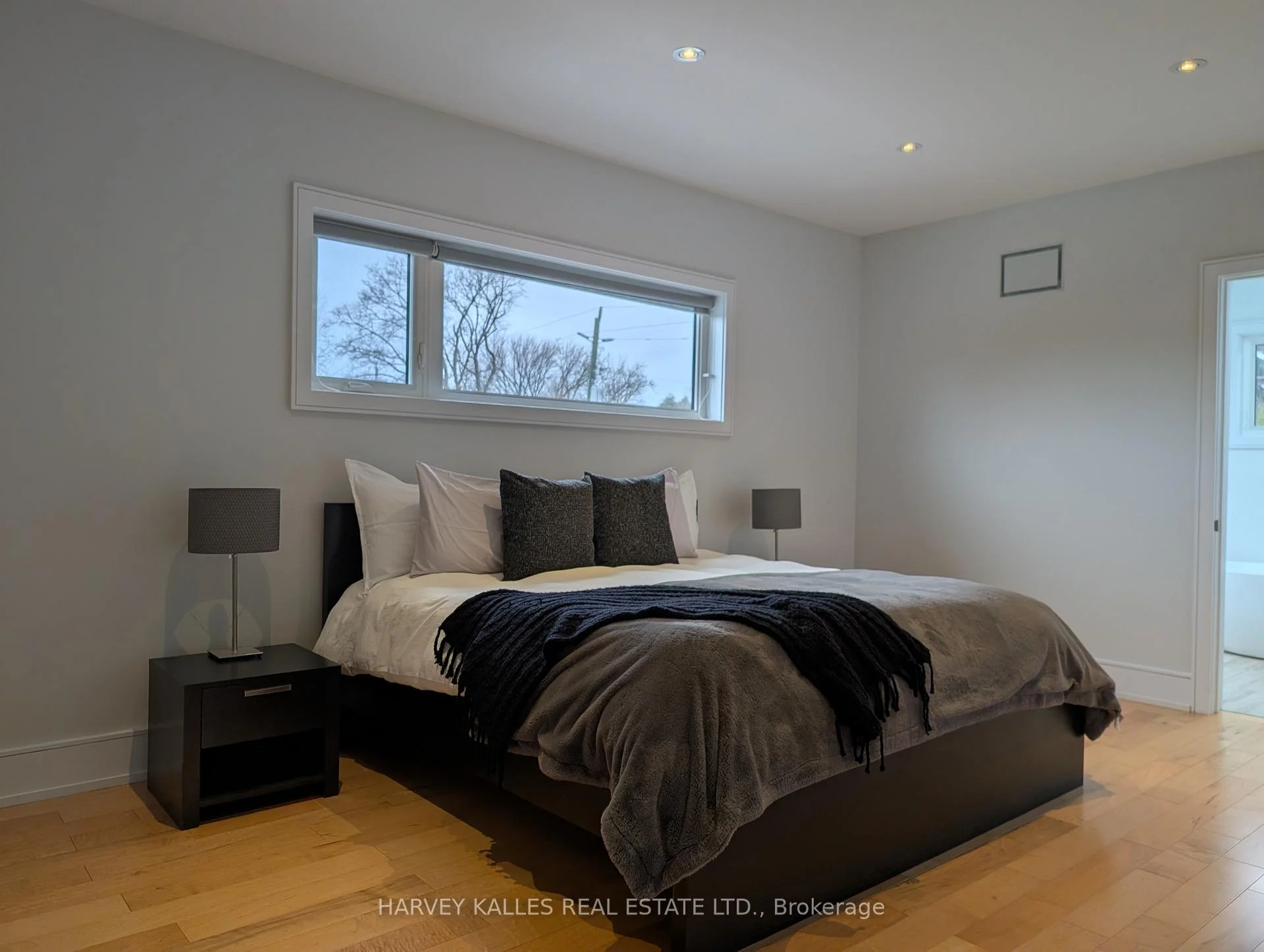 Photo 4 of 3279 Lakeshore Road, Burlington, Roseland — HOMEH