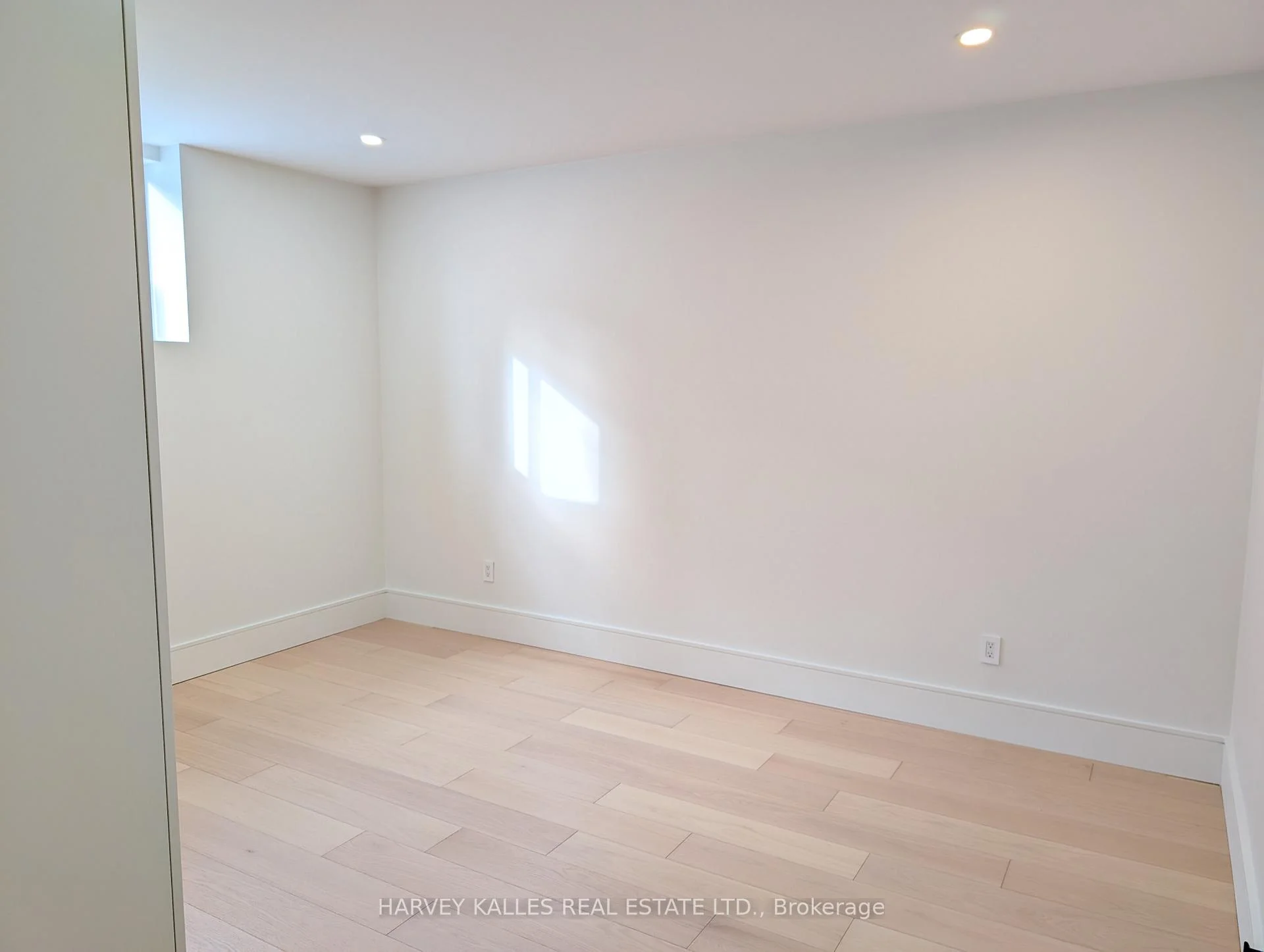 Photo 18 of 3279 Lakeshore Road, Burlington, Roseland — HOMEH