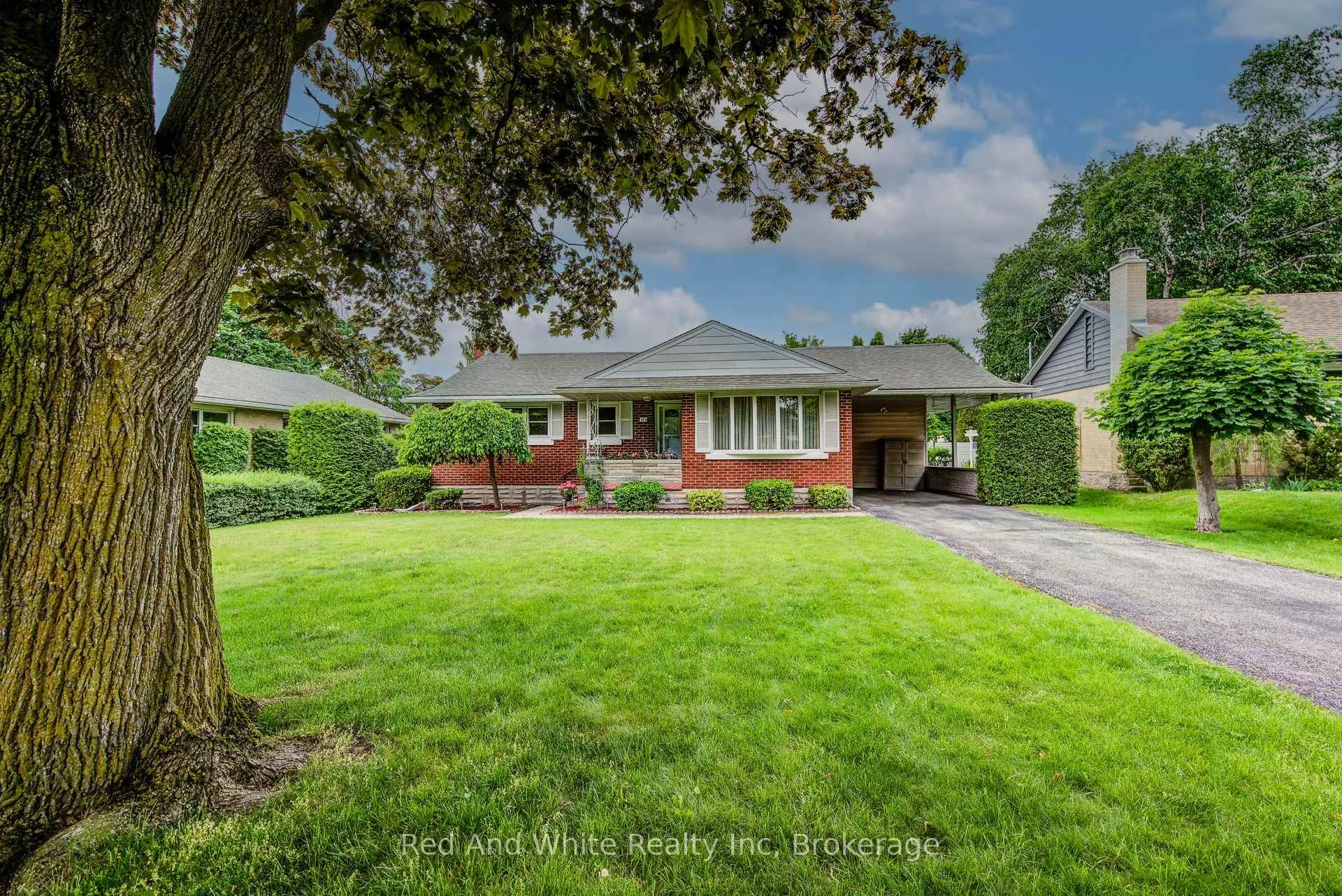 Photo 2 of 104 Elgin Crescent, Waterloo — HOMEH