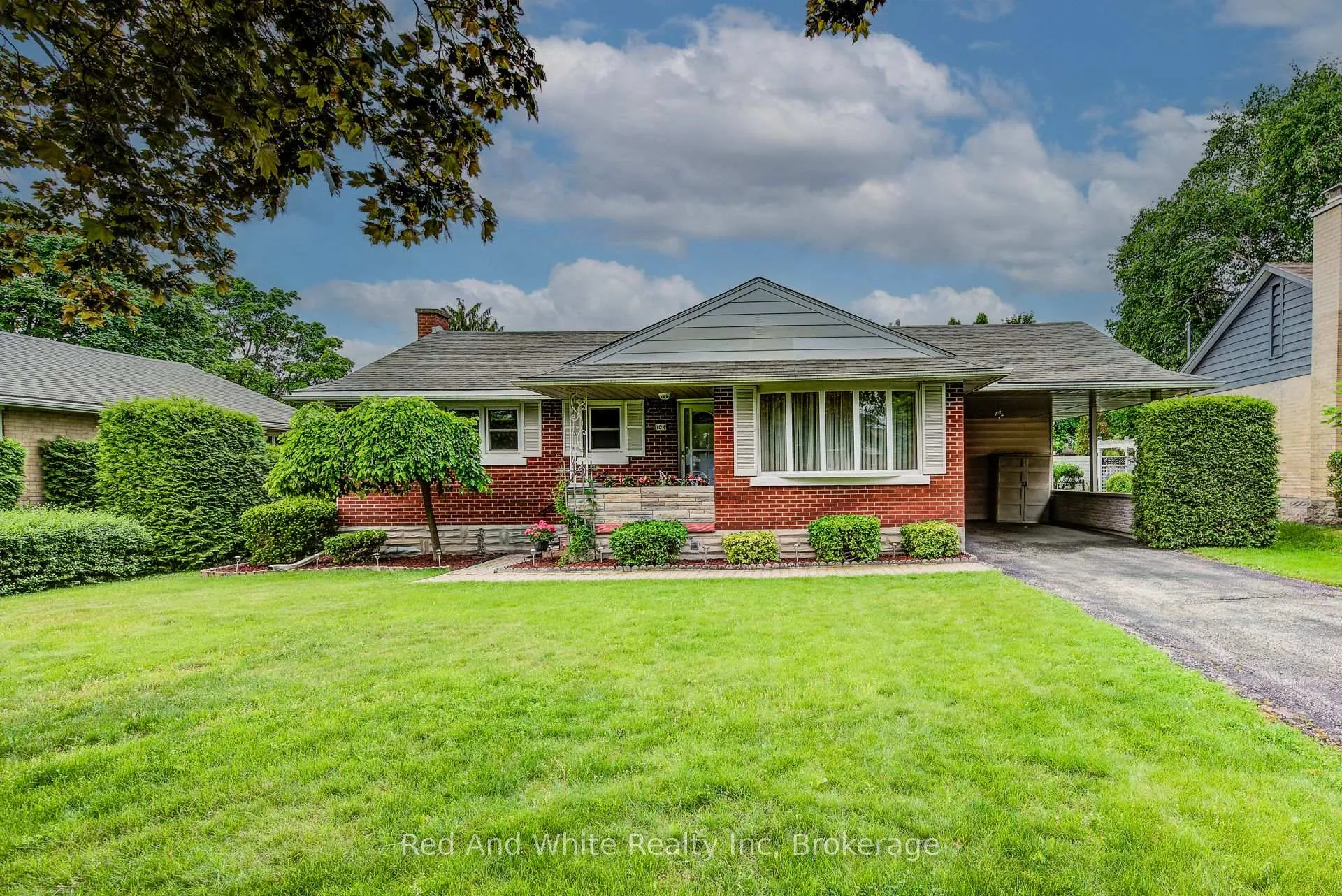 Photo 3 of 104 Elgin Crescent, Waterloo — HOMEH