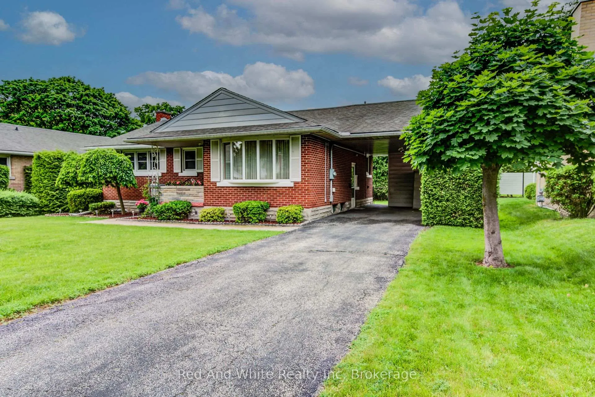 Photo 4 of 104 Elgin Crescent, Waterloo — HOMEH