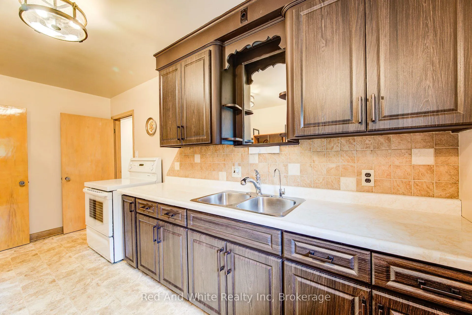 Photo 10 of 104 Elgin Crescent, Waterloo — HOMEH