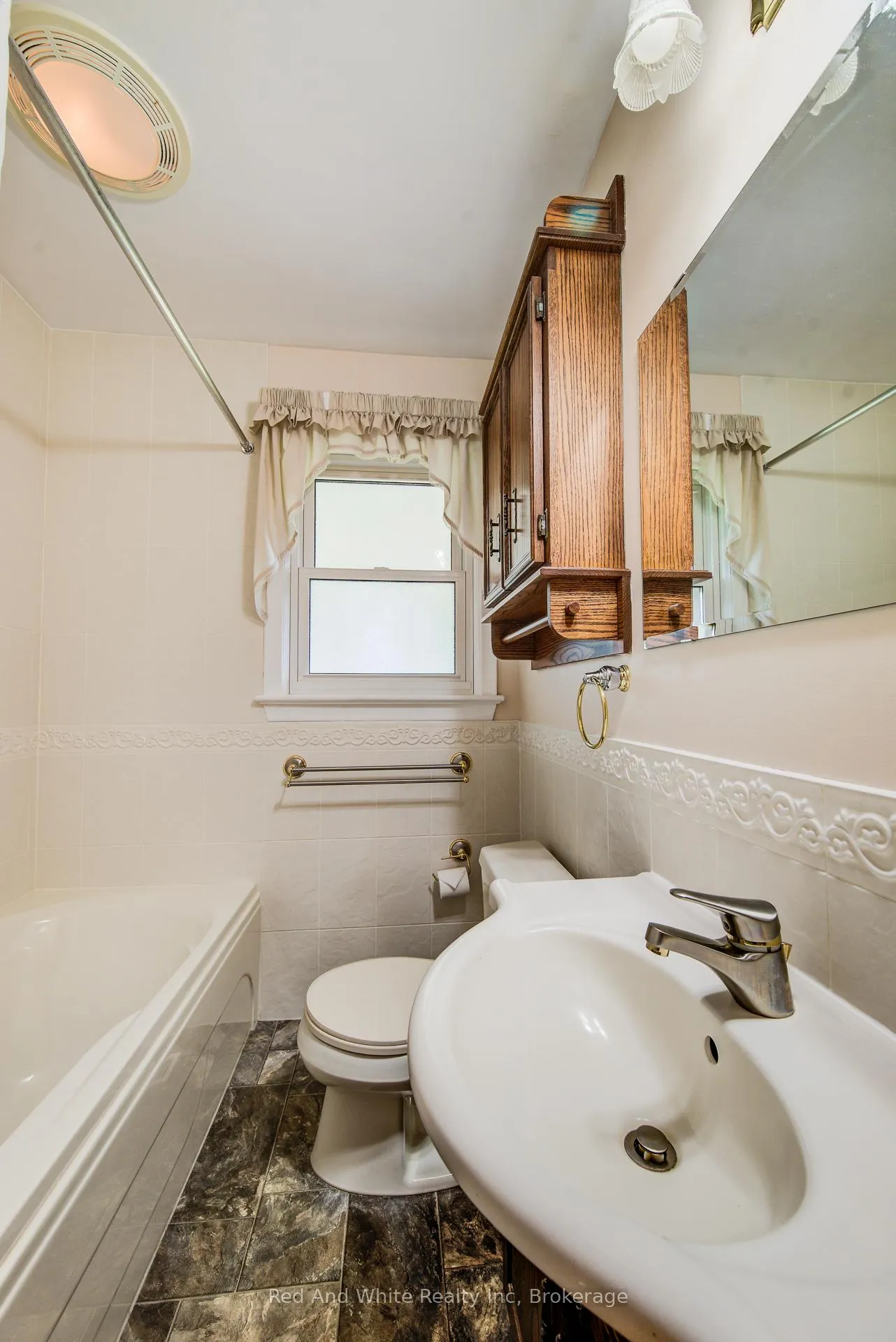 Photo 11 of 104 Elgin Crescent, Waterloo — HOMEH