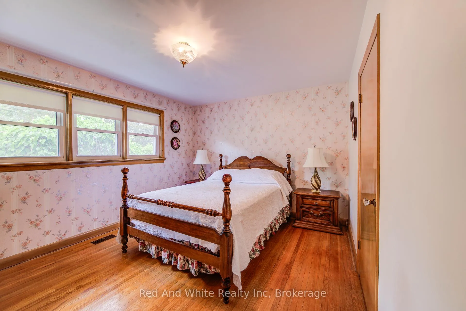 Photo 13 of 104 Elgin Crescent, Waterloo — HOMEH
