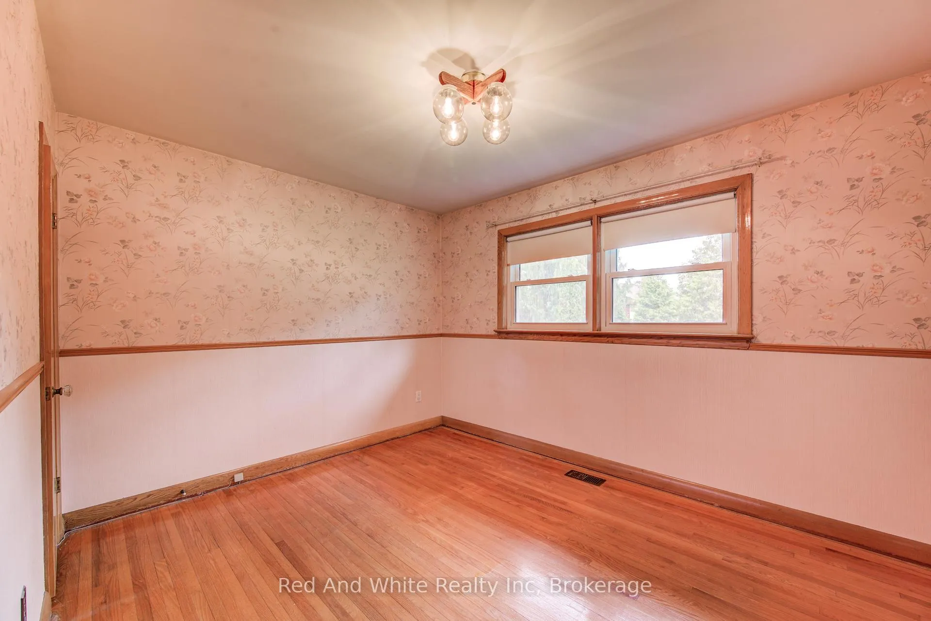 Photo 15 of 104 Elgin Crescent, Waterloo — HOMEH