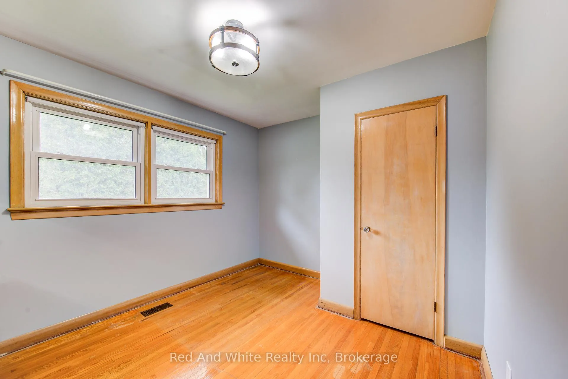 Photo 17 of 104 Elgin Crescent, Waterloo — HOMEH