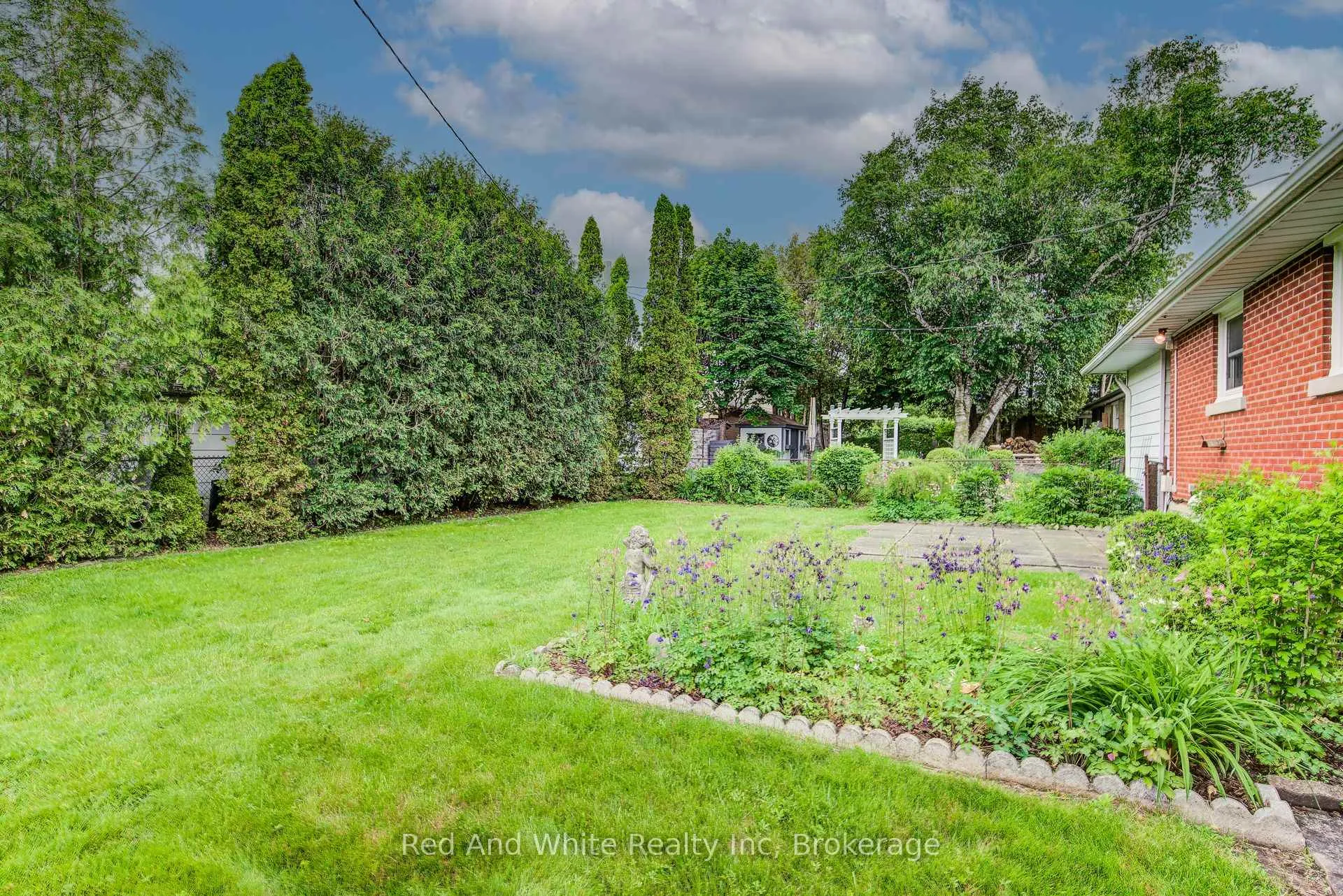 Photo 34 of 104 Elgin Crescent, Waterloo — HOMEH
