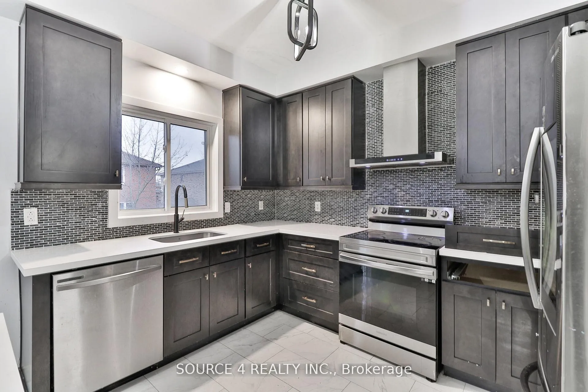 Photo 9 of 262 Livingstone Street E, Barrie, Little Lake — HOMEH