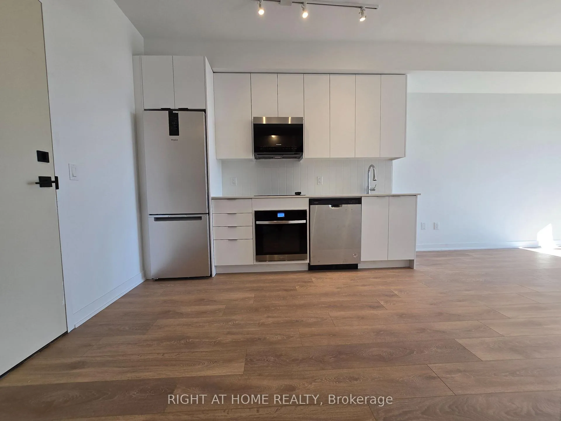 Photo 2 of Unit 707, 474 Caldari Road, Vaughan, Concord — HOMEH